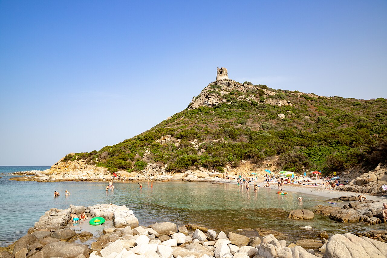 Villasimius — plaża z flamingami w tle