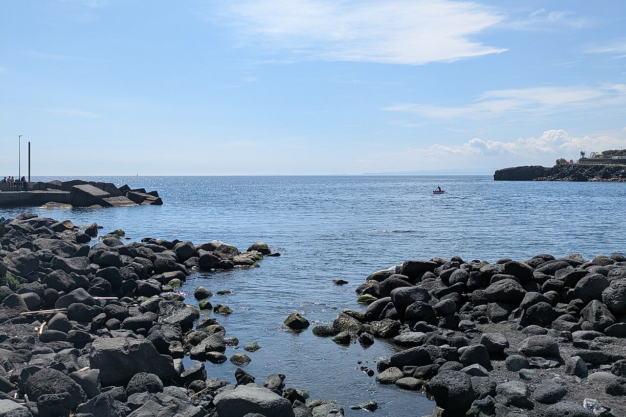 San Giovanni li Cuti — czarna plaża