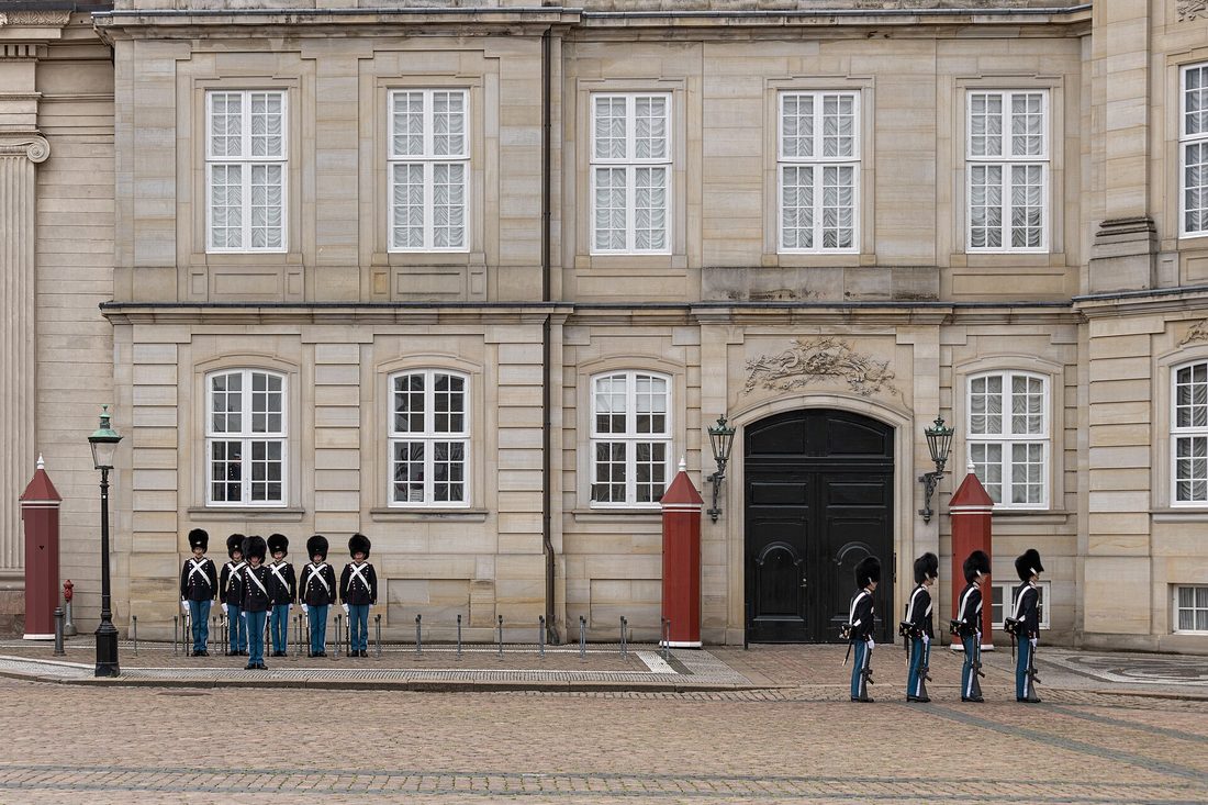 Zmiana warty pod pałacem Amalienborg