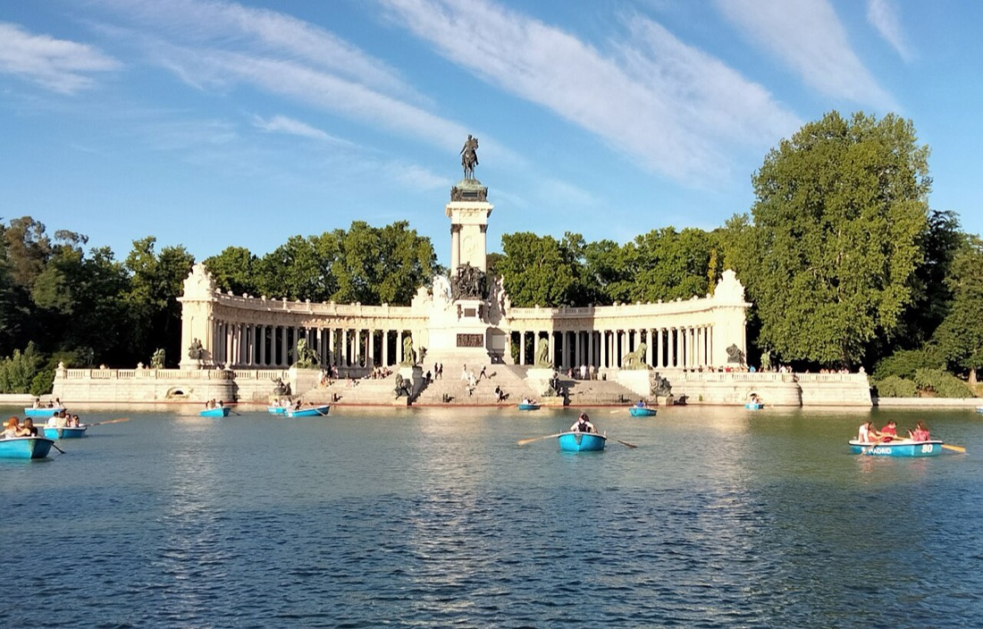 Park Retiro i łódki na stawie