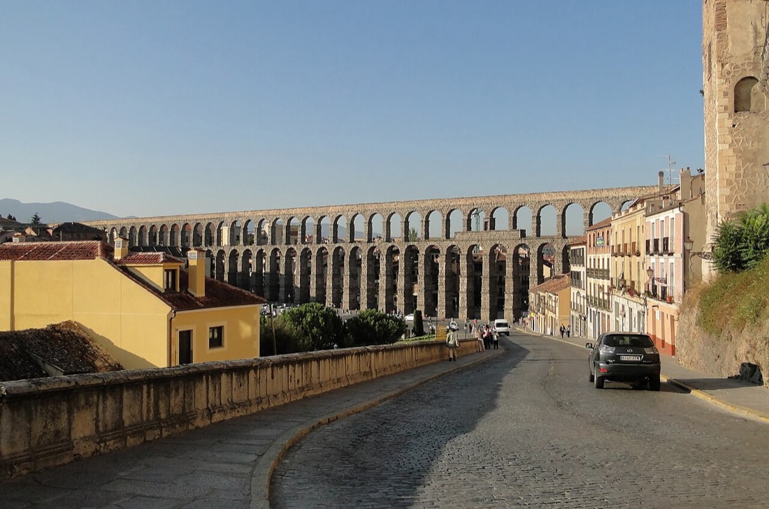 Segovia — akwedukt i zamek Disneya