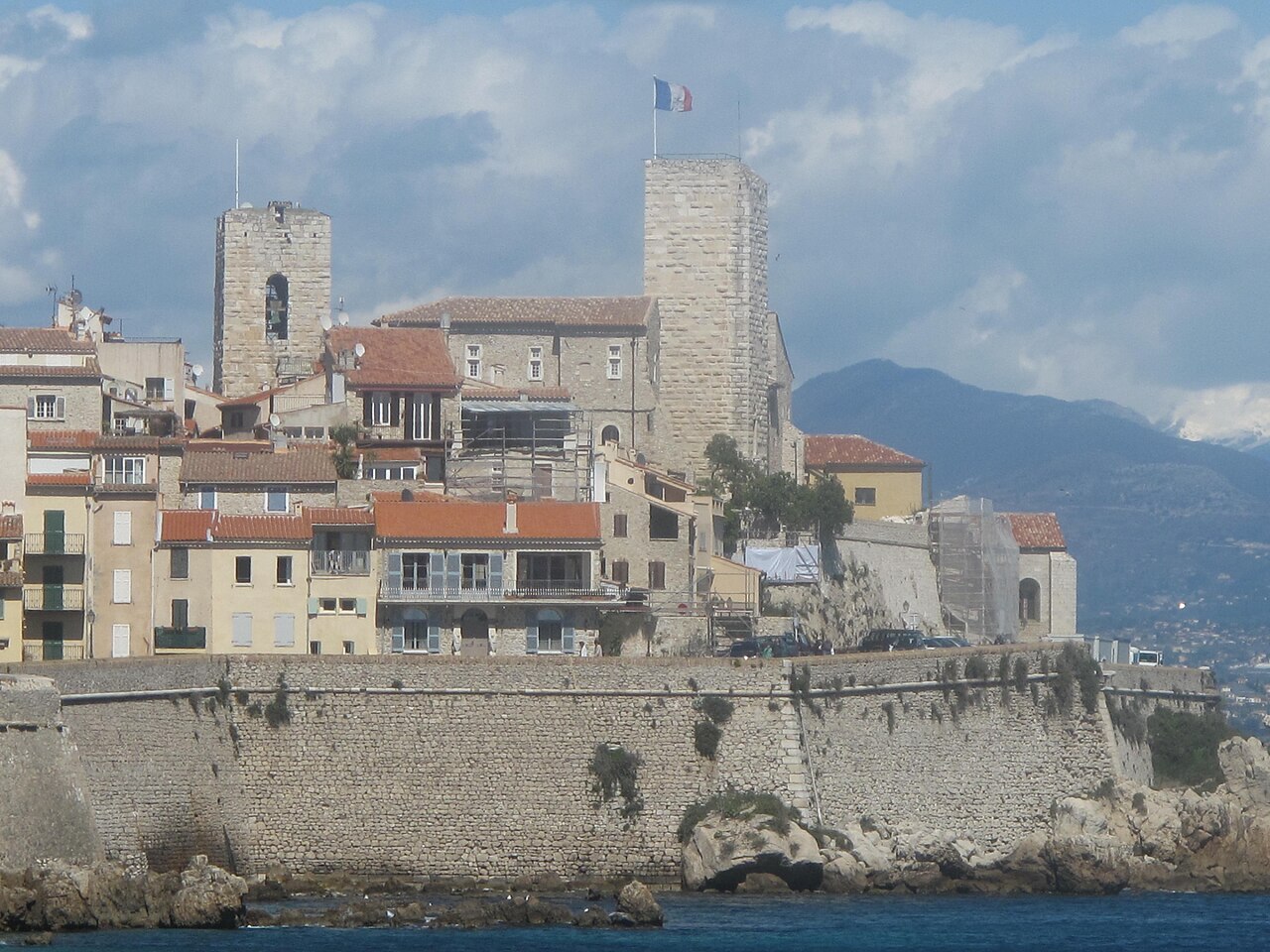 Antibes — piasek przy starym mieście