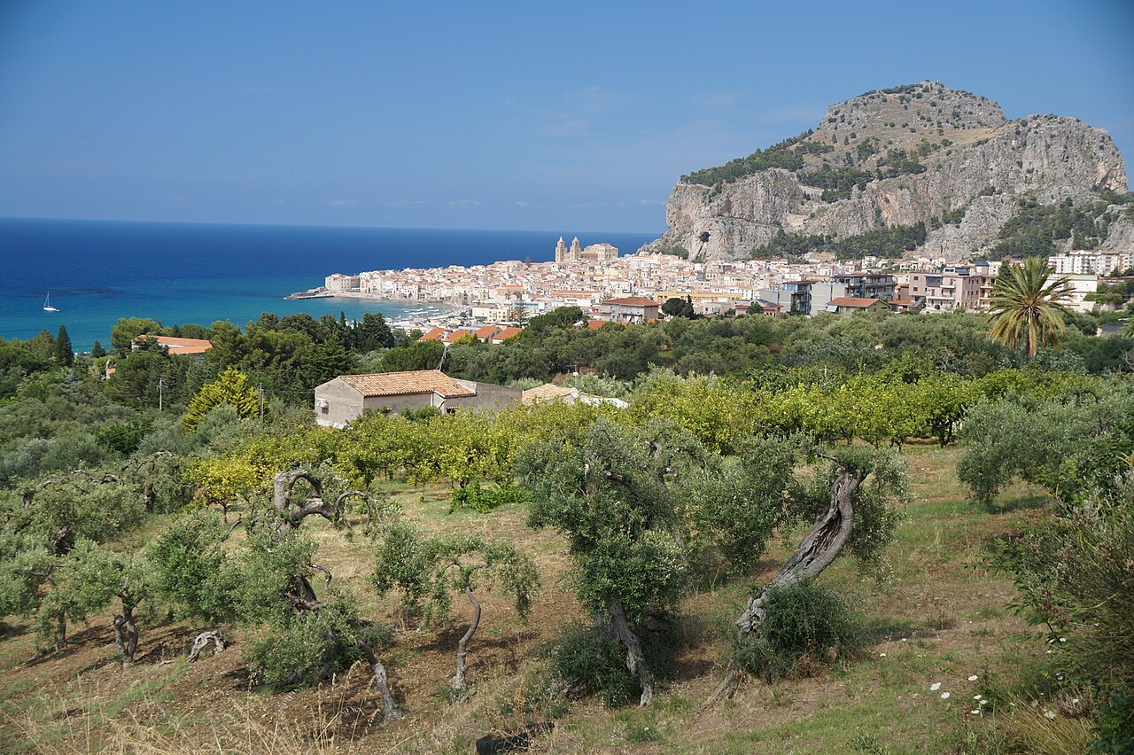 Cefalù — plaża pod skałą