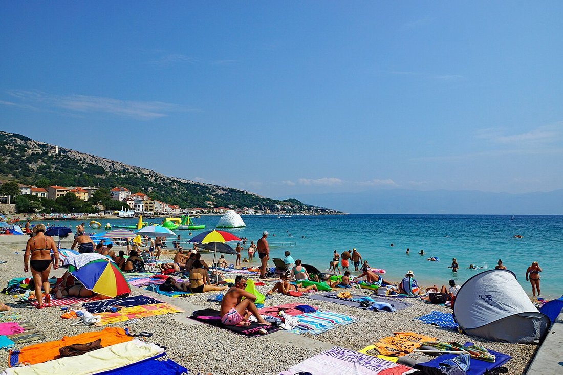 Wyspa Krk i plaża w Baškiej