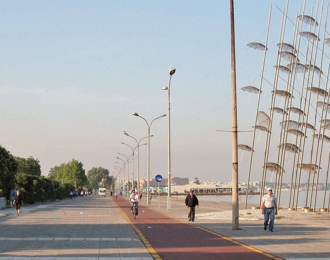 Nea Paralia — nadmorska promenada