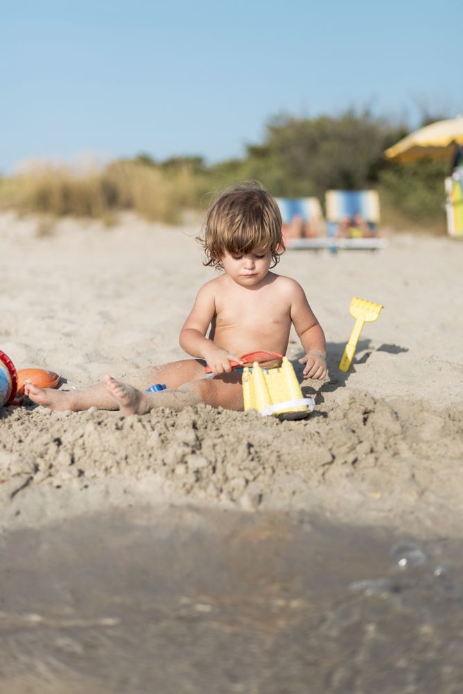 Wrzesień na plaży: to samo morze, te same foremki — tylko o połowę taniej i bez tłumów